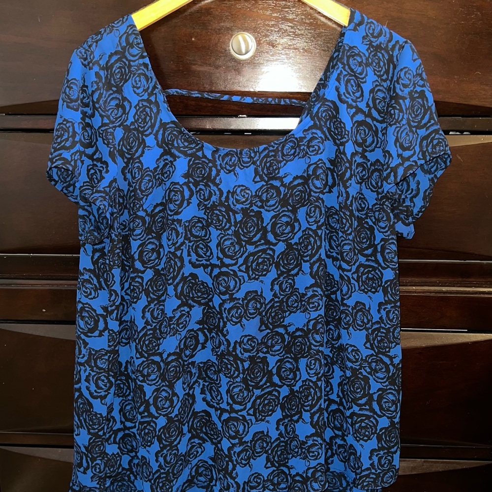 torrid Blue Short Sleeve Scoop Neck Top with Black Rose Print